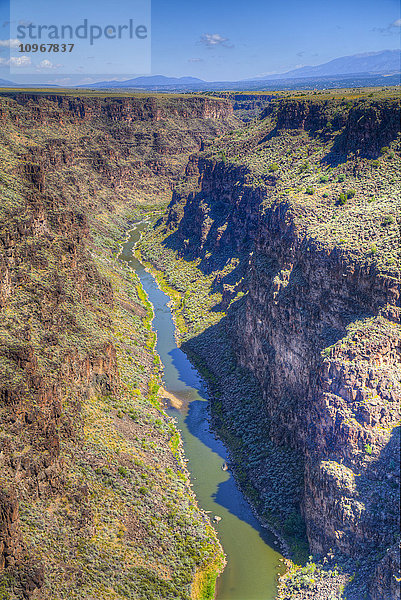 Rio Grande Gorge  aufgenommen von der Rio Grande Gorge Bridge  in der Nähe von Taos; New Mexico  Vereinigte Staaten von Amerika'.