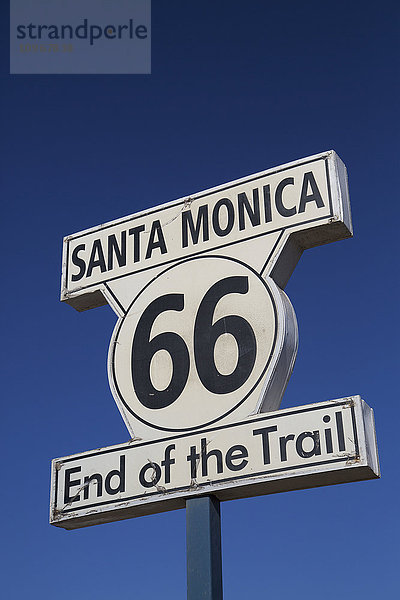 End of the Trail  Route 66 Schild  Santa Monica Pier; Santa Monica  Kalifornien  Vereinigte Staaten von Amerika'.