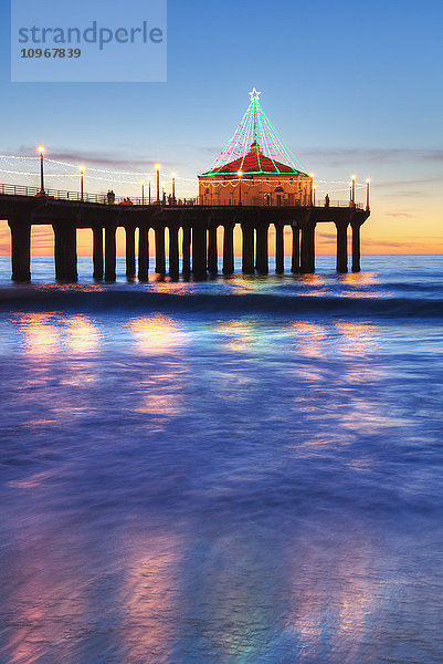 Manhattan Beach Pier bei Sonnenuntergang  fertiggestellt 1920  Roundhouse Marine Studies Lab and Aquarium (achteckiges Gebäude  Ende des Piers); Manhattan Beach  Kalifornien  Vereinigte Staaten von Amerika'.