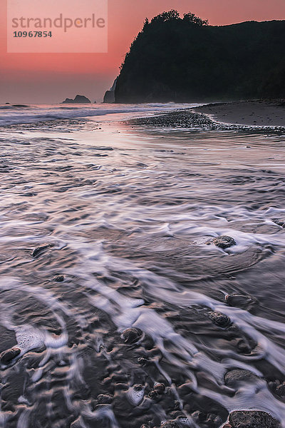 Brandung und Morgendämmerung im Pololu Valley; Insel Hawaii  Hawaii  Vereinigte Staaten von Amerika'.