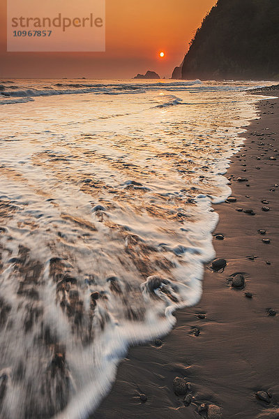 Sonnenaufgang und Brandung im Pololu-Tal; Insel Hawaii  Hawaii  Vereinigte Staaten von Amerika'.