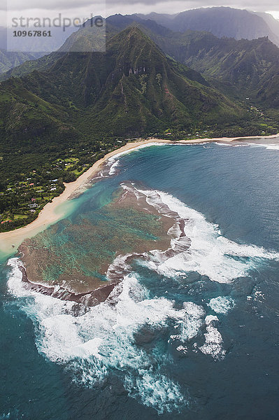 Luftaufnahme eines Riffs an der Nordküste von Kauai nahe Kilauea; Kauai  Hawaii  Vereinigte Staaten von Amerika'.