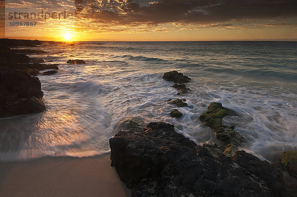 Sonnenuntergang an der Kona-Kailoa-Küste; Insel Hawaii  Hawaii  Vereinigte Staaten von Amerika'.