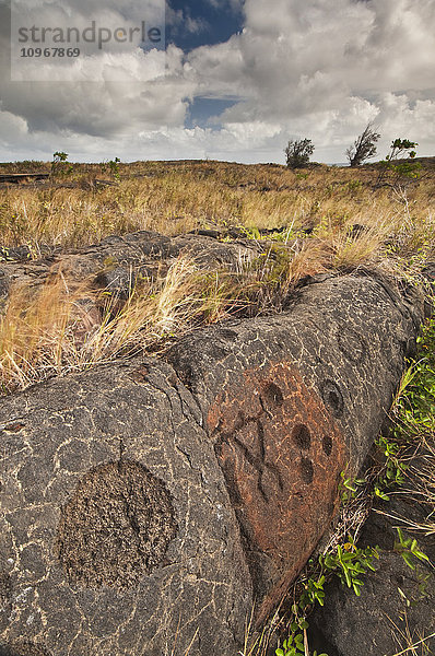 Petroglyphen auf einem Felsvorsprung im Hawaii Volcanoes National Park; Insel Hawaii  Hawaii  Vereinigte Staaten von Amerika'.