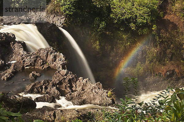 'Rainbow Falls mit einem Regenbogen; Hilo  Insel Hawaii  Hawaii  Vereinigte Staaten von Amerika'.