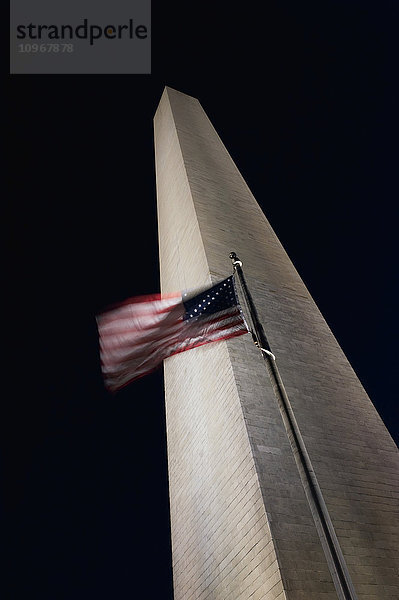 Die amerikanische Flagge weht in einem steifen Wind am Washington Monument; Washington  District of Columbia  Vereinigte Staaten von Amerika'.