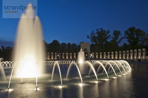 Wasserfall in der Dämmerung am World War II Memorial; Washington  District of Columbia  Vereinigte Staaten von Amerika'.