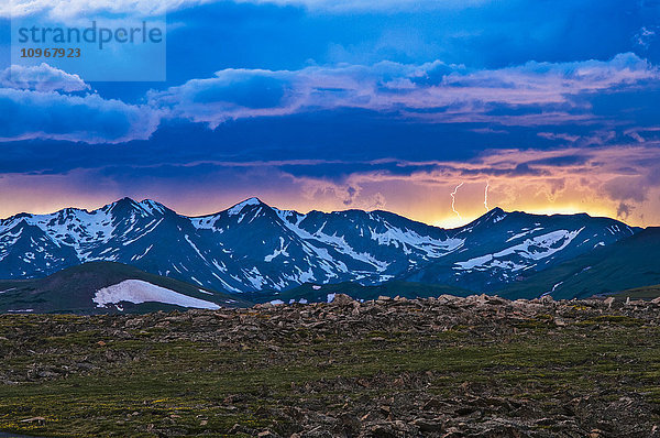 Blitzeinschlag über den Never Summer Mountains während eines Sommergewitters im Rocky Mountain National Park; Colorado  Vereinigte Staaten von Amerika'.