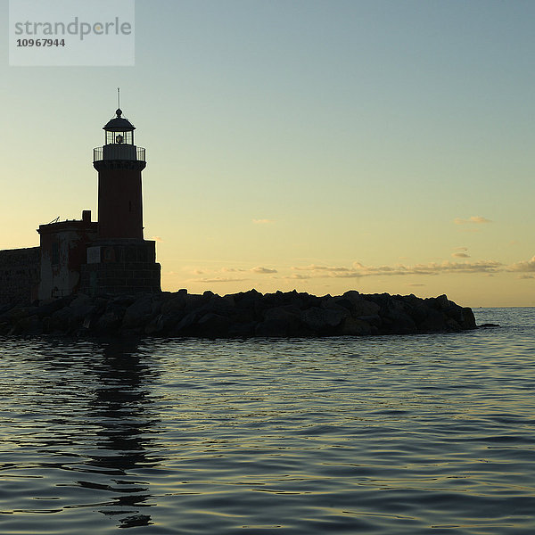 Silhouette eines Leuchtturms; Ischia  Italien'.