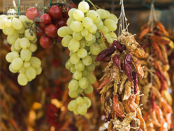 Frische und getrocknete Früchte hängen; Positano  Kampanien  Italien'.