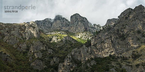 Zerklüftete Felsklippen entlang der Amalfiküste; Amalfi  Italien