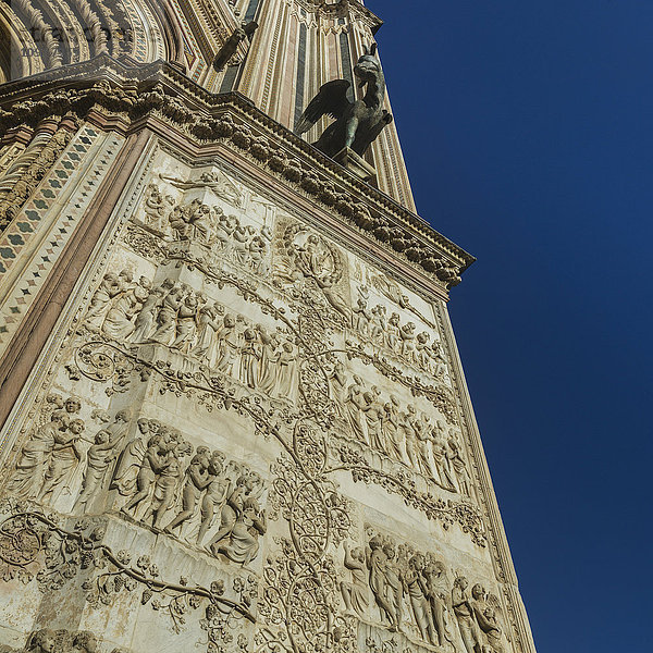 Verschnörkelte Fassade einer Mauer; Orvieto  Umbrien  Italien'.