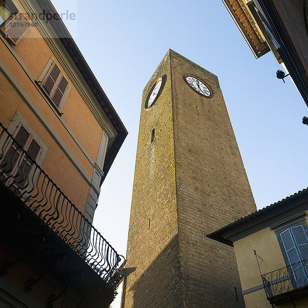 Niedriger Blickwinkel auf einen Uhrenturm; Orvieto  Umbrien  Italien'.