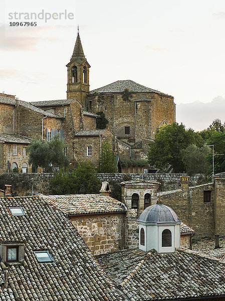 Kirche mit Glockenturm und Dächern; Orvieto  Umbrien  Italien'.