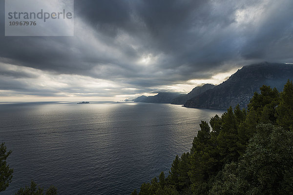 Gewitterwolken über dem Mittelmeer entlang der Amalfiküste; Praiano  Kampanien  Italien'.