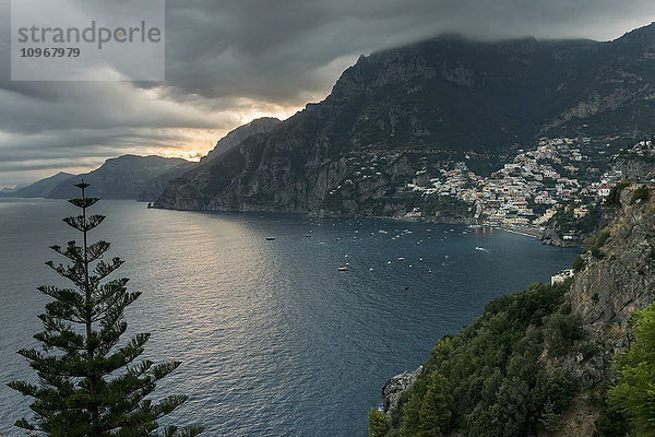 Blick auf eine Stadt an der Amalfiküste; Laurito  Kampanien  Italien