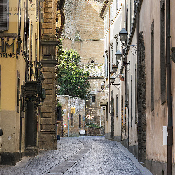 Enge Straße zwischen bunten Gebäuden; Orvieto  Umbrien  Italien'.