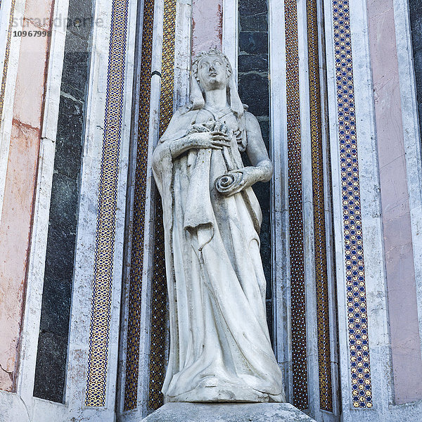 Statue einer Frau; Orvieto  Umbrien  Italien'.
