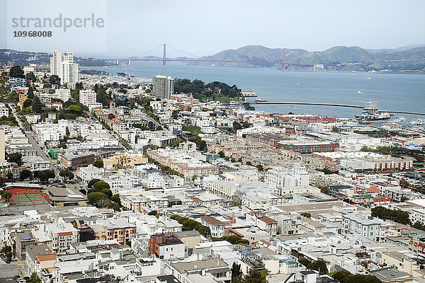 Stadtbild von San Francisco und Golden Gate Bridge; San Francisco  Kalifornien  Vereinigte Staaten von Amerika'.