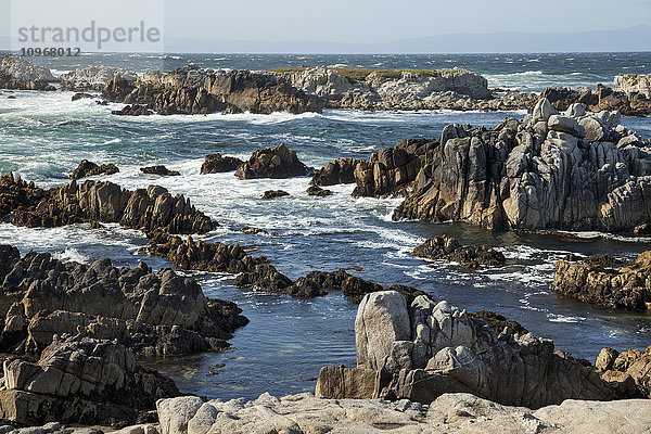 Schroffe Felsen entlang der kalifornischen Küste; Monterey  Kalifornien  Vereinigte Staaten von Amerika'.