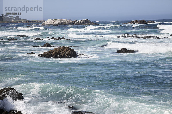 Wellen brechen in Ufernähe an den Felsen entlang der kalifornischen Küste; Monterey  Kalifornien  Vereinigte Staaten von Amerika'.