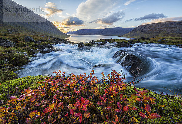 Ein Fluss fließt durch die Landschaft der Westfjorde; Island .