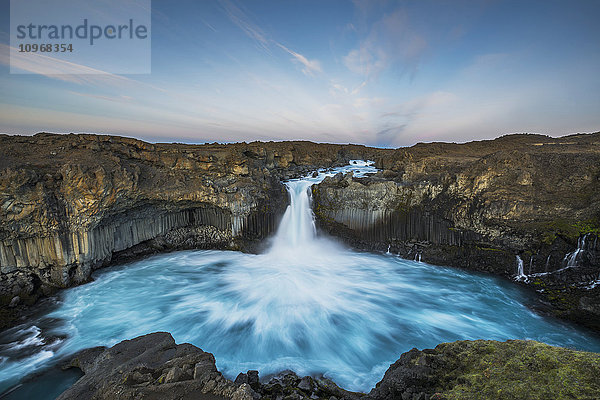 Wasserfall aus einem Bach und zerklüfteten Felsen; Aldeyjarfoss  Island'.