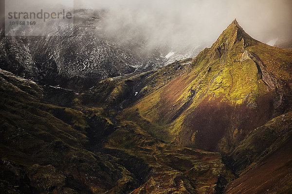 Eine Felsspitze erhebt sich aus den Flanken des Vulkans auf der Halbinsel Snaefellsness; Island .