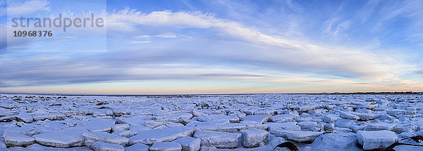 Eisbildung an den Ufern der Hudson Bay bei Sonnenuntergang  der die Wolken aufhellt; Churchill  Manitoba  Kanada