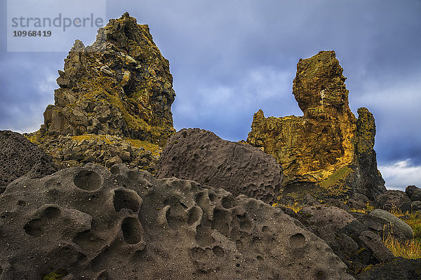 Londranger ist ein alter Meeresstapel an der Küste der Halbinsel Snaefellsness; Island .