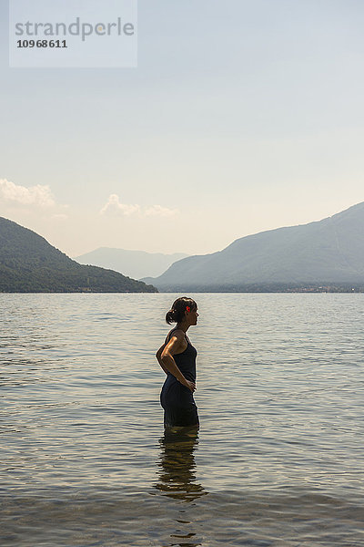 Eine Frau steht im Lago Maggiore; Ascona  Tessin  Schweiz'.