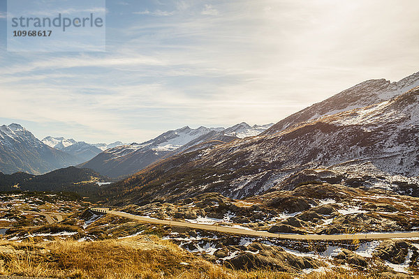 Bergstraße in den Schweizer Alpen; San Bernardino  Graubünden  Schweiz'.