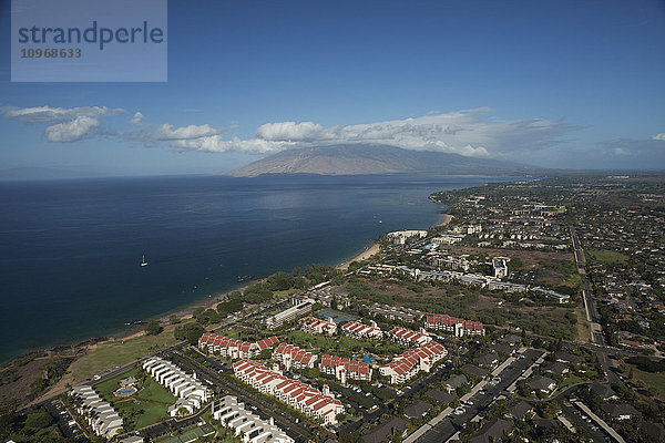 Luftaufnahme von Eigentumswohnungen  Kihei und Wailea  einem Segelboot und den Bergen von West Maui; Kihei  Maui  Hawaii  Vereinigte Staaten von Amerika'.