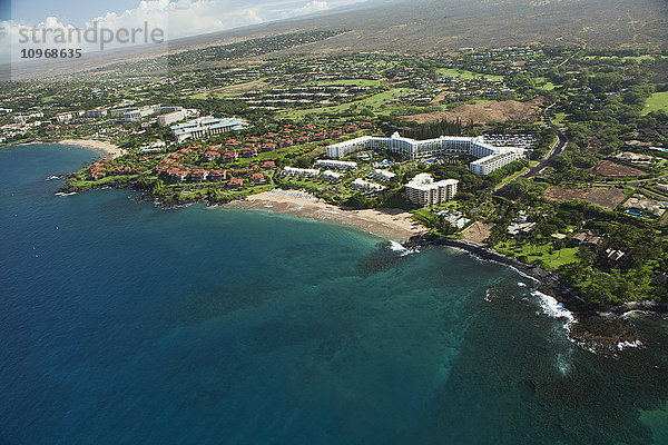 Luftaufnahme des Fairmont Hotels und des Kea Lani Resorts  Polo Beach; Wailea  Maui  Hawaii  Vereinigte Staaten von Amerika'.