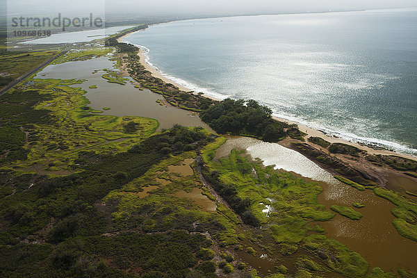 Luftaufnahme des Kealia Pond National Wildlife Refuge und der Brackwasserteiche  Heimat der gefährdeten hawaiianischen Vögel; Maui  Hawaii  Vereinigte Staaten von Amerika'.