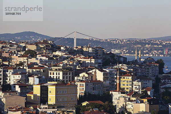 Blick über die Dächer Istanbuls zur goldenen Stunde auf die Bosphurus-Brücke zwischen Europa und Asien; Istanbul  Türkei'.