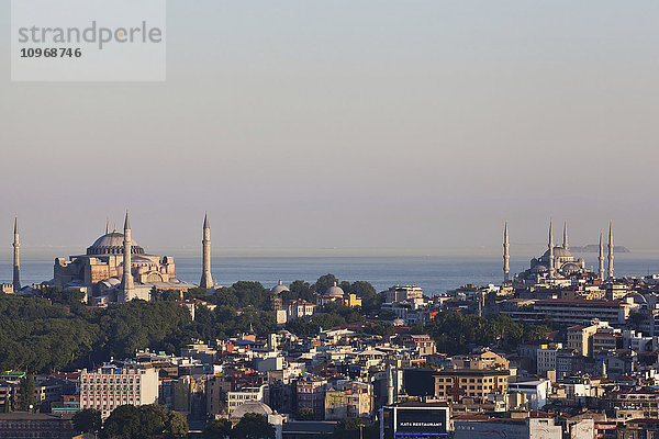 Aya Sofia und Blaue Moschee in Sultanahmet  Altstadt; Istanbul  Türkei'.