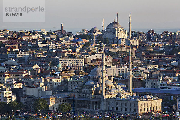 Blick zur Goldenen Stunde über Sultanahmet  Altstadt von Istanbul; Istanbul  Türkei'.