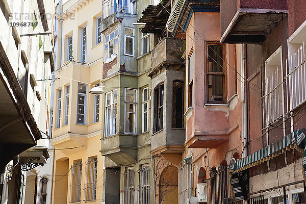 Alte und leicht verfallene Gebäude im Stadtteil Fener; Istanbul  Türkei'.