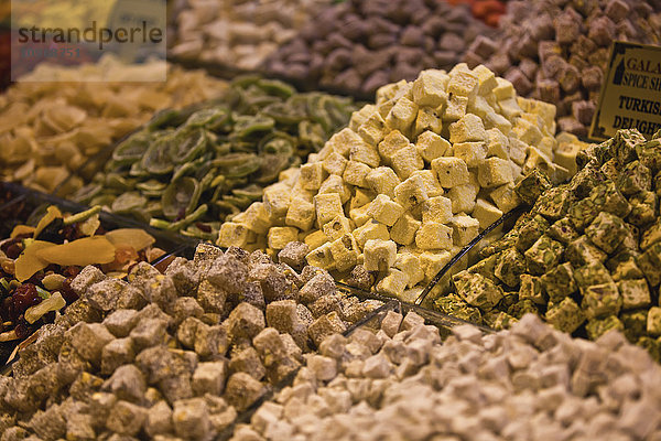 Türkischer Genuss und andere Süßigkeiten auf einem Istanbuler Markt; Istanbul  Türkei'.