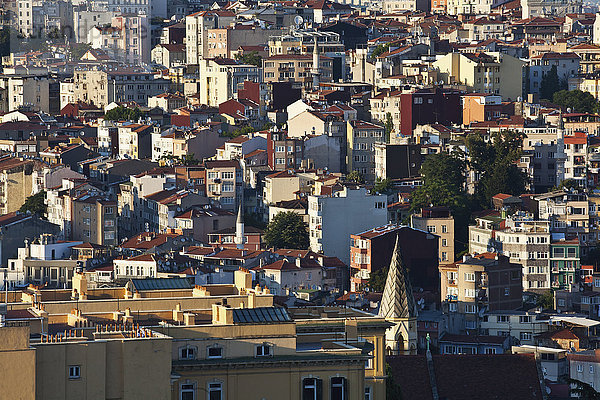 Blick auf die Dächer des Beyoglu-Viertels in Istanbul während der goldenen Stunde; Istanbul  Türkei