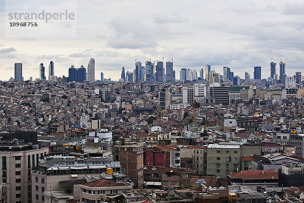 Blick auf das Geschäftsviertel Levent von einer Dachterrassenbar in der Abenddämmerung; Istanbul  Türkei