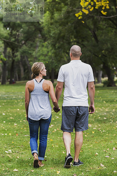 Ein Ehepaar  das Zeit miteinander verbringt und in einem Park spazieren geht; Edmonton  Alberta  Kanada'.