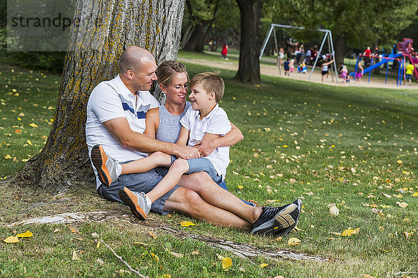 Ein Ehepaar verbringt bei einem Familienausflug viel Zeit mit seinem Sohn in einem Park; Edmonton  Alberta  Kanada'.