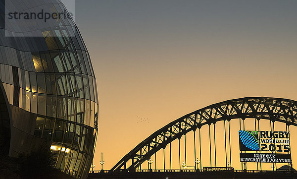 Sage Gateshead und die Tyne-Brücke bei Sonnenuntergang; Gateshead  Tyne and Wear  England .