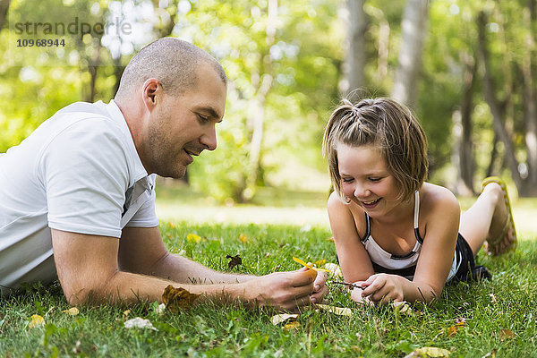 Ein Vater verbringt bei einem Familienausflug viel Zeit mit seiner Tochter in einem Park; Edmonton  Alberta  Kanada'.