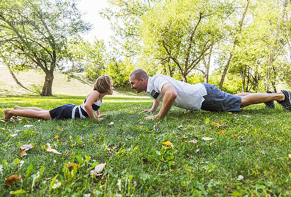 Vater und Tochter starren sich während eines Familienausflugs in einem Park an; Edmonton  Alberta  Kanada .