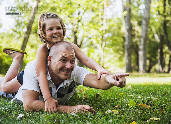 Ein Vater verbringt bei einem Familienausflug viel Zeit mit seiner Tochter in einem Park; Edmonton  Alberta  Kanada'.