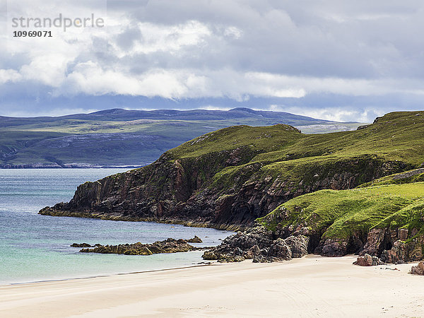Weißer Sand und zerklüftete Klippen entlang der Küste der Highlands; Schottland