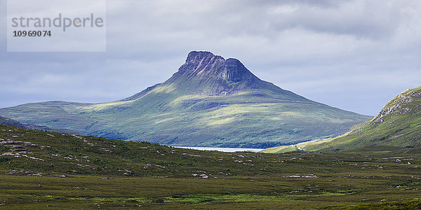 Gipfel eines Berges unter bewölktem Himmel in den Highlands; Schottland